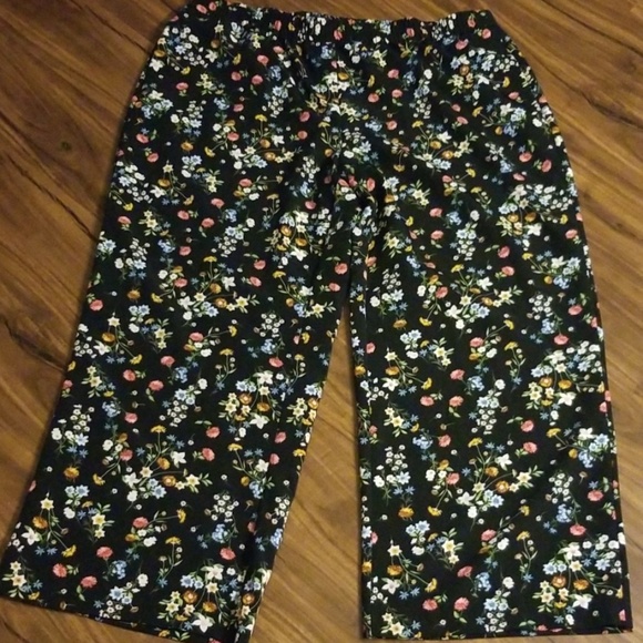 Pants - 🍃🌺BUYONEGETONE $5 Floral Pants w/ Pockets🌺🍃